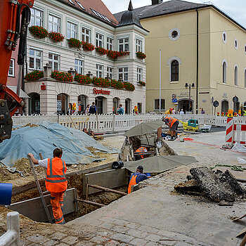Die Stadtwerke verlegen seit Anfang Juli 2018 die Wasserleitungen. (Foto: Stadt Freising)