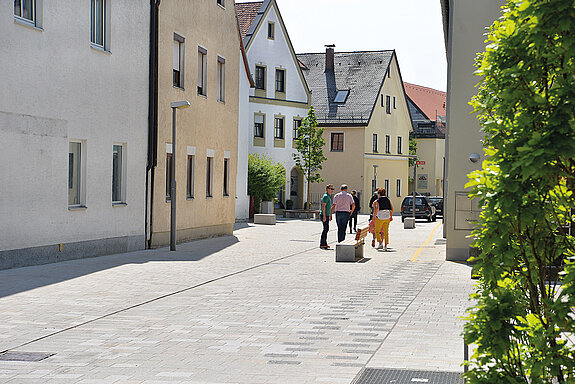 Blick in die niveaugleich gepflasterte Weizengasse. (Foto: Stadt Freising)