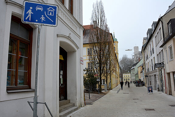 Eröffnung des ersten Abschnitt der Innenstadt-Neugestaltung mit einem niveaugleichen Ausbau in der Heiliggeistgasse kurz vor Weihnachten 2016. (Foto: Stadt Freising)