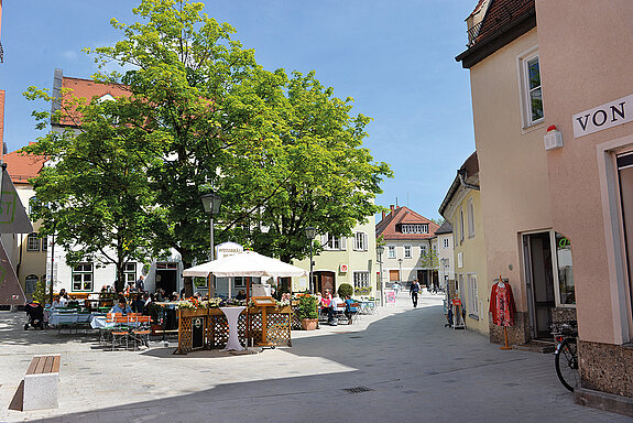 Blick in die barrierefrei gestaltete General-von-Nagel-Straße mit dem Platz vor dem Weißbräu Huber. (Foto: Stadt Freising)