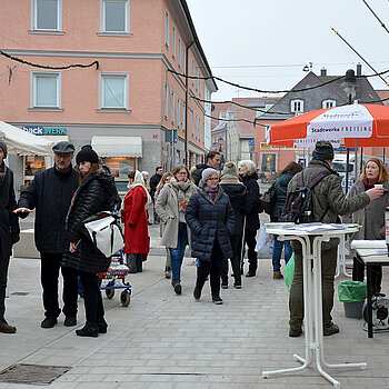 Infostand bei klirrenden Temperaturen: Eröffnung des ersten Abschnitt der Innenstadt-Neugestaltung mit einem niveaugleichen Ausbau in der Heiliggeistgasse kurz vor Weihnachten 2016. (Foto: Stadt Freising)