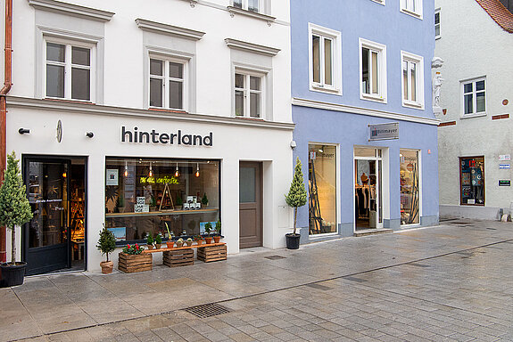 Kurz vor Fertigstellung ist der niveaugleich gestaltete Abschnitt in der Unteren Hautpstraße. (Foto: Stadt Freising)