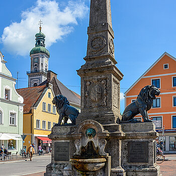 Das Kriegerdenkmal wird von Restaurator Reinhold Herbst fachgerecht saniert. (Foto: Stadt Freising)