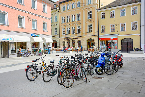 Untere Hauptstraße Ost - kurz vor Installation der Fahrradbügel. (Foto: Stadt Freising)