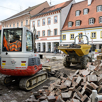 Der "Berg" aus rotem Plattenbelag, der im Bereich des ersten Bauabschnitts für die Moosach-Öffnung entnommen wird, wächst. (Foto: Stadt Freising)