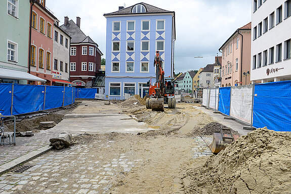 Der erste Bauabschnitt für die Sanierung und Freilegung der Stadtmoosach - von der Sackgasse bis zur Hirtlederergasse - läuft auf Hochtouren. (Foto: Stadt Freising)