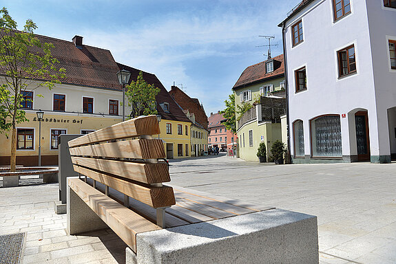 Gemütlich! Sitzbänke laden in der neu gestalteten General-von-Nagel-Straße zu einer gemütlichen Auszeit ein. (Foto: Stadt Freising)