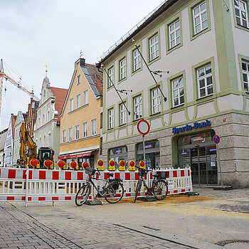 Die Baustelle ist für Fußgänger*innen jederzeit passierbar. Radfahrer*innen werden gebeten, abzusteigen. (Foto: Stadt Freising)