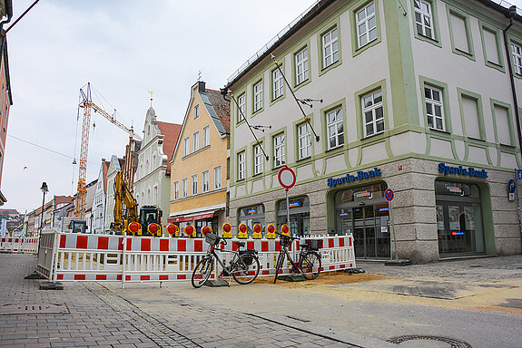 Die Baustelle ist für Fußgänger*innen jederzeit passierbar. Radfahrer*innen werden gebeten, abzusteigen. (Foto: Stadt Freising)