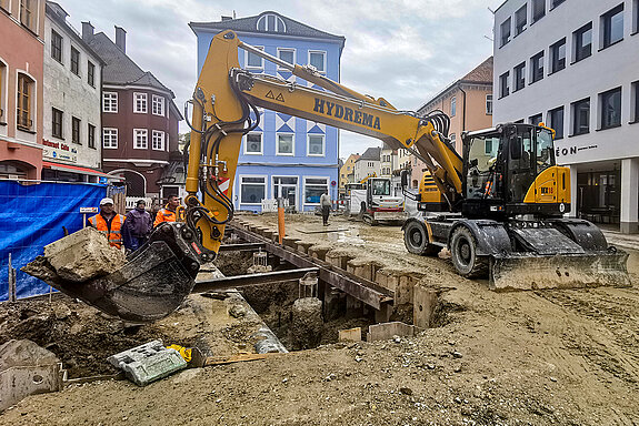 Große Gesteinsbrocken werden mit dem Schaufelbagger abtransportiert. (Foto: Stadt Freising)