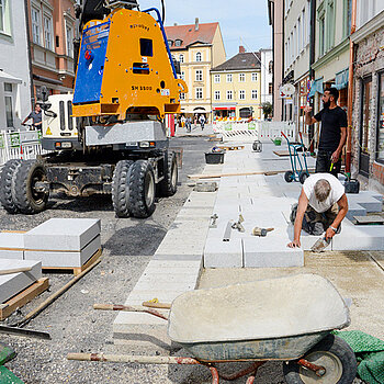 Pflasterarbeiten in der Unteren Hauptstraße zwischen Weizen- und Amtsgerichtsgasse. (Foto: Stadt Freising)