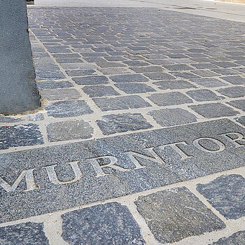 An der Zufahrt in die General-von-Nagel-Straße wurde in den Bodenbelag "Murntor" eingefräst, um an das einstige Stadttor zu erinnern. (Foto: Stadt Freising)