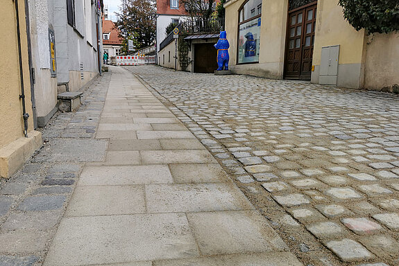 Die Gasse wurde noch nicht "gesäubert", da am Anfang und Ende des Bauabschnitts noch Restarbeiten im Gang sind. (Foto: Stadt Freising)  