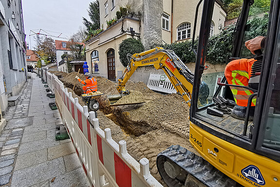 Voraussichtlich bis 13. November 2020 sollen die Pflasterarbeiten in der Oberen Domberggasse weitgehend abgeschlossen sein. (Foto: Stadt Freising)