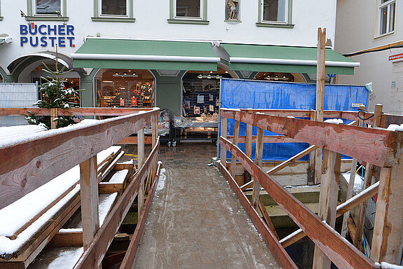 Während die Arbeiten für die Sanierung des Moosachbetts und die Öffnung des Bauchlaufs auf Hochdruck laufen, wird wie hier mit Brücken dafür gesorgt, dass die Geschäfte zugänglich bleiben. (Foto: Stadt Freising)