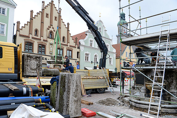 Mithilfe eines Hebekrans werden die schweren Granitblöcke abtransportiert. (Foto: Stadt Freising)