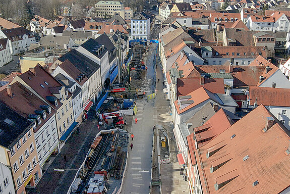 Blick von oben auf die laufenden Arbeiten für die Moosach-Öffnung. (Drohnenbild vom 4. April 2021: Franz Josef Kirmaier/ das produktionshaus)