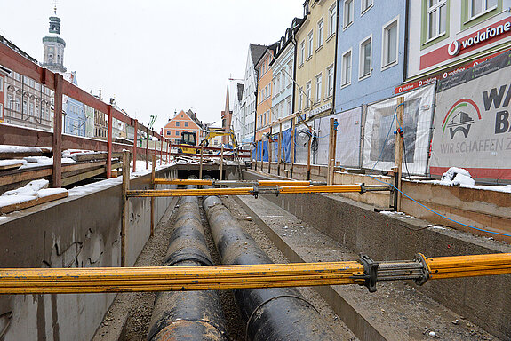 Link im Bild die Ufermauer mit den Aussparungen für das Fischmosaik, rechts Sitzstufen, die hinter zum Wasser führen werden. (Foto: Stadt Freising)