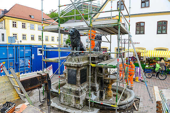 Am zweiten Tag der Arbeiten sind der Obelisk abgebaut und ebenso einige Platten. Am Nachmittag werden auch die Löwen-Figuren demontiert. (Foto: Stadt Freising)