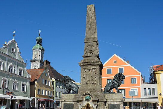 Das Kriegerdenkmal ist das prägende Monument in der Oberen Hauptstraße - Aufnahme 2016. (Foto: Stadt Freising)