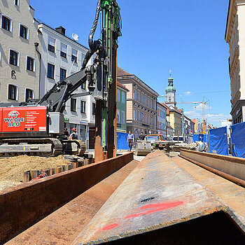 Blick über die aufgeschichteten Spundbohlen auf das Geschehen. (Foto: Stadt Freising)