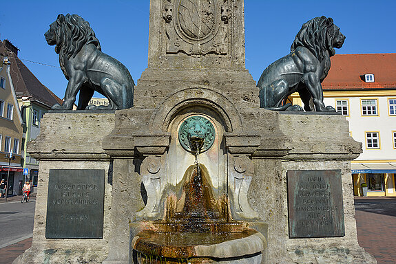 Zwei Bronzelöwen flankieren den Obelisk. Tafel-Inschriften: "Weil die Toten schweigen, beginnt immer wieder alles von vorn" (rechts); "Unser Opfer ist eure Verpflichtung. Frieden" (links). Foto: Stadt Freising