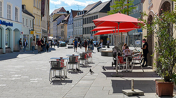 Niveaugleicher Ausbau in der Unteren Hauptstraße: Menschen mit Seh- und Gehbehinderung können jetzt selbstständig in der Freisinger Altstadt unterwegs sein. (Foto: Stadt Freising) 
