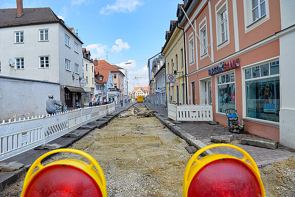Blick auf die in der Oberen Hauptstraße verlaufende Trasse für die Hochwasserleitung. Beginnend an der Karlwirt-Kreuzung verläuft in der Straße das Rohr, über das bei Hochwasser das Moosachwasser vom Pumpwerk an der Johannisstraße abgeleitet wird. (Foto: Stadt Freising)
