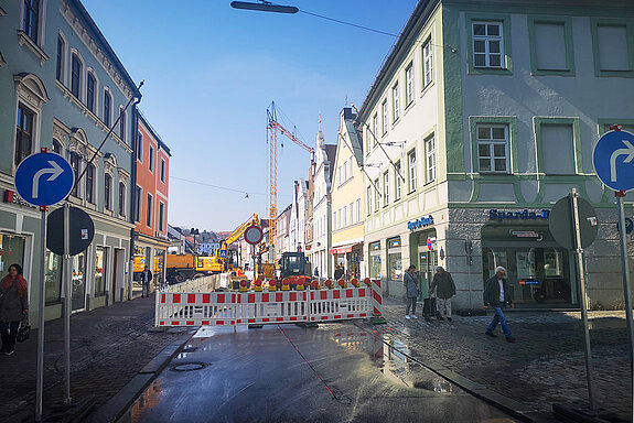 Im Zuge der Bauarbeiten für das Wärmenetz ist in der Oberen Hauptstraße der Abschnitt zwischen Bahnhofstraße und Ziegelgasse für den Verkehr gesperrt. (Foto: Stadt Freising)