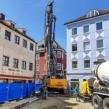 Blick auf die Bauarbeiten an der Einmündung der Sackgasse.