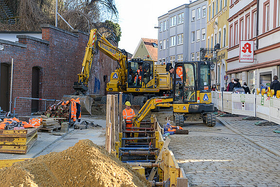 Bauarbeiten für die Verlegung des neuen Wärmenetzes in der Bahnhofstraße Freising. (Foto: Stadt Freising)