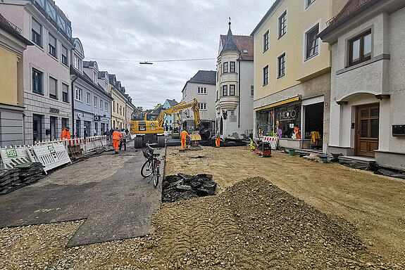 Vorbereitungen für die Pflasterung auf der Nordseite der Oberen Hauptstraße. (Foto: Stadt Freising)