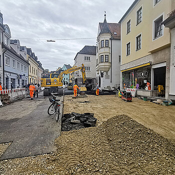 Vorbereitungen für die Pflasterung auf der Nordseite der Oberen Hauptstraße. (Foto: Stadt Freising)