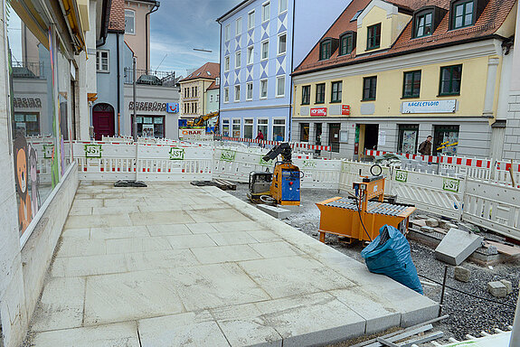 Im Abschnitt zwischen Karlwirt-Kreuzung und Oberer Hauptstraße 56 werden große Platten verlegt. (Foto: Stadt Freising) 