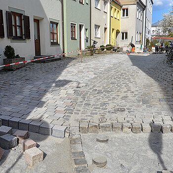 Bauarbeiten im Mittleren Graben für ein begehfreundliches Pflaster. (Foto: Stadt Freising)