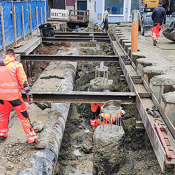 Frei gelegtes Moosachbett: Das alte Material muss jetzt entnommen werden, um neue Ufereinfassungen herzustellen. (Foto: Stadt Freising)