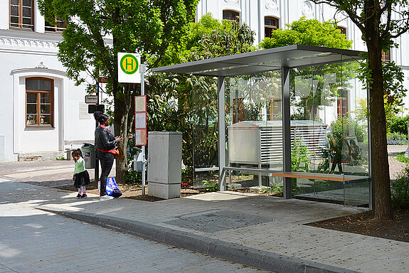 Die neu angelegte Bushaltestelle in der Heiliggeistgasse mit dem Wartehäuschen. (Foto: Stadt Freising)