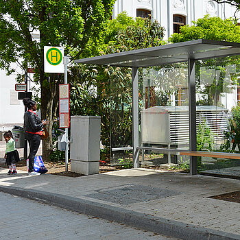 Die neu angelegte Bushaltestelle in der Heiliggeistgasse mit dem Wartehäuschen. (Foto: Stadt Freising)