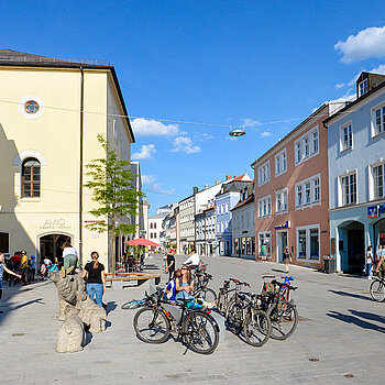 Reges Leben rund um den neu entstandenen Stadtplatz in der Unteren Hauptstraße. (Foto: Stadt Freising)