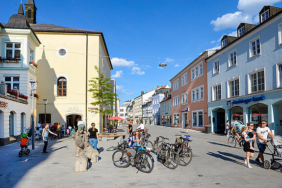 Reges Leben rund um den neu entstandenen Stadtplatz in der Unteren Hauptstraße. (Foto: Stadt Freising)