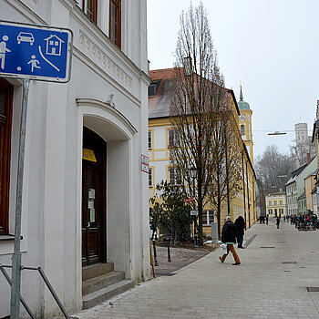 Eröffnung des ersten Abschnitt der Innenstadt-Neugestaltung mit einem niveaugleichen Ausbau in der Heiliggeistgasse kurz vor Weihnachten 2016. (Foto: Stadt Freising)