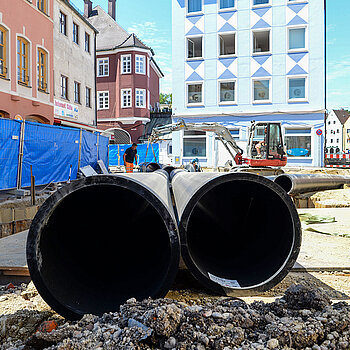 Die Rohre, durch die das Moosachwasser während der Uferarbeiten fließt, haben einen Durchmesser von etwa 60 Zentimetern. (Foto: Stadt Freising)