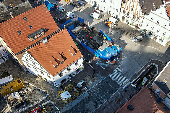 Die Luftaufnahme Bahnhofstraße mit Einmündung Obere Hauptstraße zeigt die Arbeiten für die Verlegung des Wärmenetzes. (Drohnenbild: Franz Josef Kirmaier/ das produktionshaus)