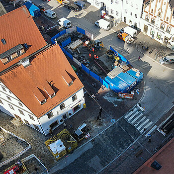 Die Luftaufnahme Bahnhofstraße mit Einmündung Obere Hauptstraße zeigt die Arbeiten für die Verlegung des Wärmenetzes. (Drohnenbild: Franz Josef Kirmaier/ das produktionshaus)