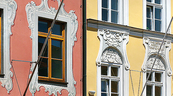 Prachtvolle Fassaden in der Unteren Hauptstraße. (Foto: Stadt Freising)
