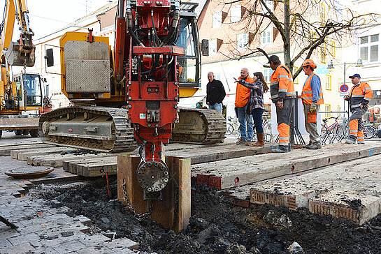 Rüttelstests für die Verlegung und Öffnung der Moosach in der Oberen Hauptstraße. (November 2015/Foto: Stadt Freising)