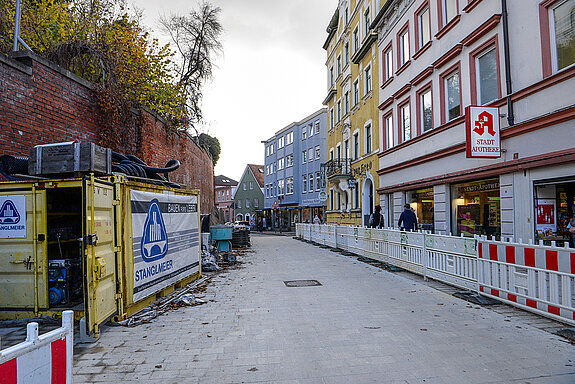 In der Bahnhofstraße sind die Pflasterarbeiten zwischen Abzweigung am Gasthaus Zur Gred und der Oberen Domberggasse fast abgeschlossen.