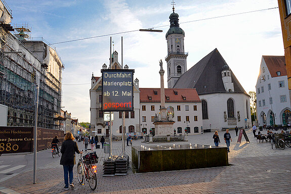 Unübersehbar wird auf die Sperrung der Durchfahrt ab 12. Mai 2019 hingewiesen. (Foto: Stadt Freising)