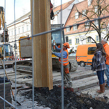 Rüttelstests für die Verlegung und Öffnung der Moosach in der Oberen Hauptstraße. (November 2015/Foto: Stadt Freising)