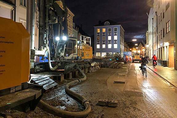 Abendlicher Blick auf die Baustelle für die Sanierung und Öffnung der Stadtmoosach. (Foto: Stadt Freising)